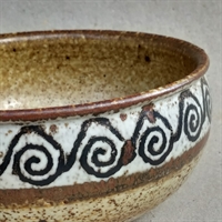 brunnistret keramikskål med cirkel dekoration i bånd  rundt Sweden drejar gruppen svensk lertøj Rörstrand